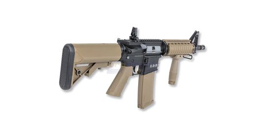Specna Arms SA-F13 FLEX Gate X-ASR Gen2, hiekka - Specna Arms SA-F13 FLEX airsoft-karbiini hiekansävyisenä, kuva takaviistosta oikea sivu