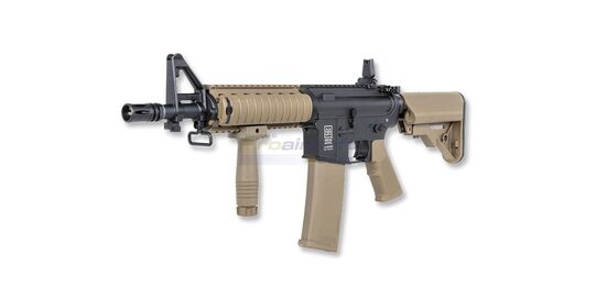 Specna Arms SA-F13 FLEX Gate X-ASR Gen2, hiekka - Specna Arms SA-F13 FLEX airsoft-karbiini hiekansävyisenä, kuva etuviistosta vasen sivu