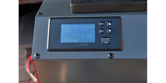 Umarex PAC1100 Compressor 230V / 12V - Clear control display on the Umarex PAC 1100 for monitoring pressure and filling settings
