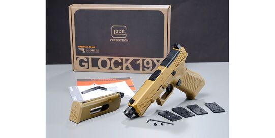 Umarex Glock 19X MOS Gen5 CO₂ Air Pistol 4.5 mm, Coyote – Optics Ready with Threaded Barrel - Retail Package with contents