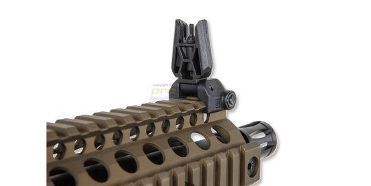 Specna Arms Daniel Defence Mk18 P19 Prime Aster ETU II Chaos Bronze, hiekka - Lähikuva etutähtäimestä yläasennossa
