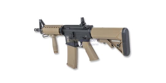 Specna Arms SA-F13 FLEX Gate X-ASR Gen2, hiekka - Specna Arms SA-F13 FLEX airsoft-karbiini hiekansävyisenä, kuva takaviistosta vasen sivu