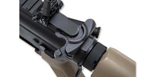 Specna Arms Daniel Defence Mk18 P19 Prime Aster ETU II Chaos Bronze, hiekka - Lähikuva latauskahvasta ja takatähtäimestä pystyasennossa