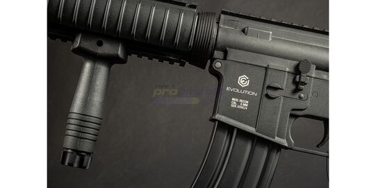 Evolution Recon Mk18 Mod 0 Carbontech sähköase, musta - Lähikuva RIS-etukädensijasta jossa pystykahva kiinnitettynä