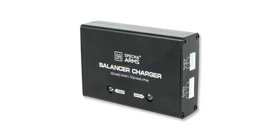 Specna Arms LiPo/Li-Ion laturi 7.4V/11.1V - Specna Arms LiPo-akun liitäntä laturissa