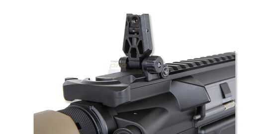 Specna Arms Daniel Defence Mk18 P19 Prime Aster ETU II Chaos Bronze, hiekka - Lähikuva takatähtäimestä yläasennossa