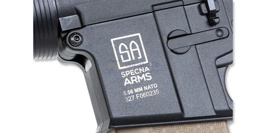 Specna Arms SA-F13 FLEX Gate X-ASR Gen2, hiekka - Lähikuva SA-logosta yksilöidyllä sarjanumerolla